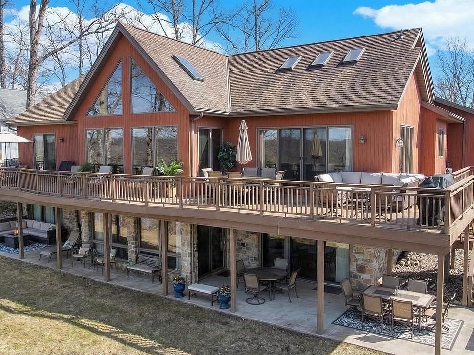 1st image of 370 Lake Meade Dr