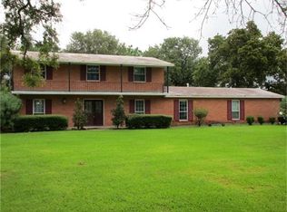 127 Tanglewood St, Baytown, TX 77520