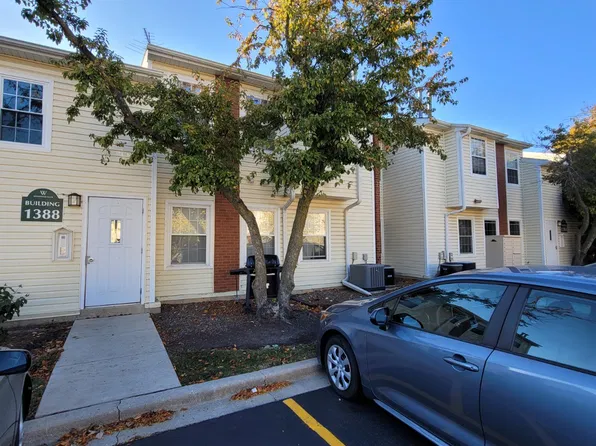 1388 E Wyndham Cir, Palatine, IL