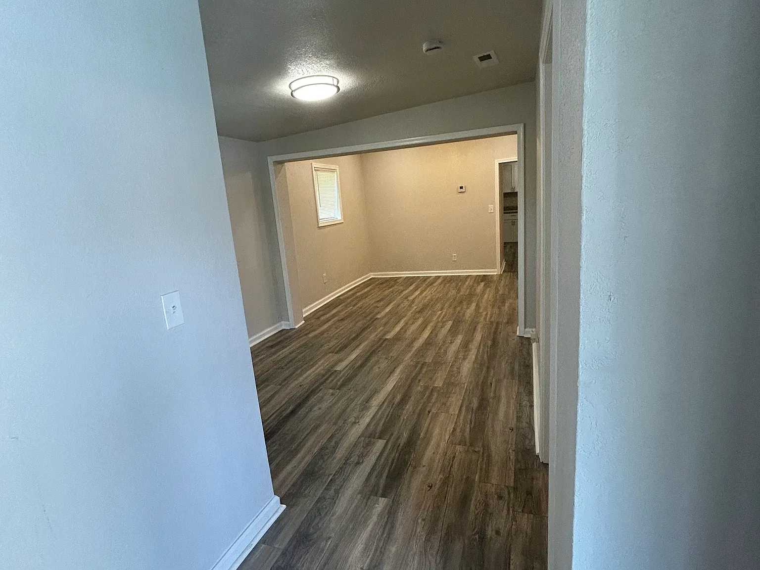3 bed, 1000 sqft, $2,100 — Photo 4