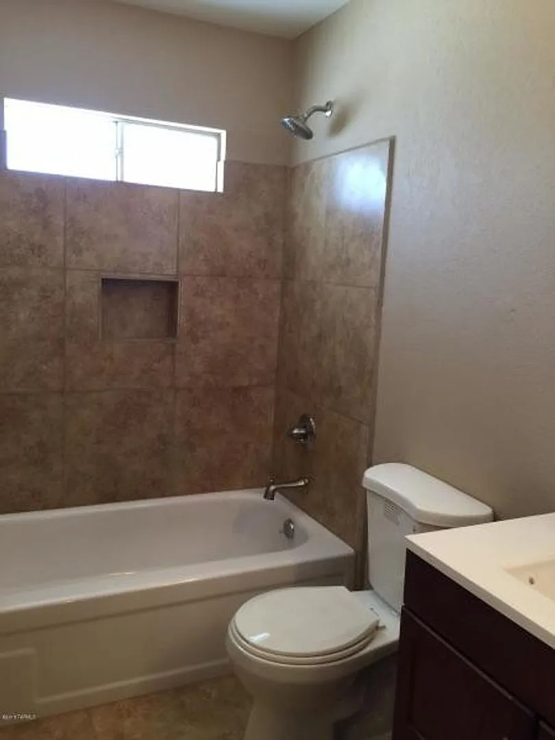 Great Updated, Remodeled Home, A/C, Community Pool, Covered Parking — Photo 4