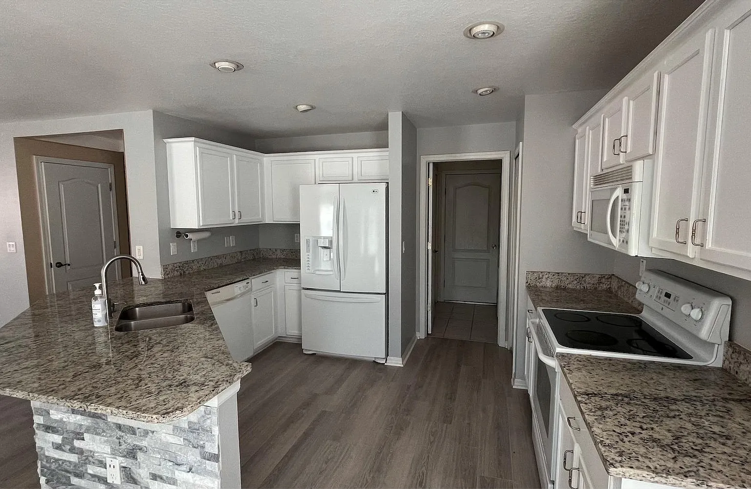 3 bed, 1716 sqft, $2,300 — Photo 4