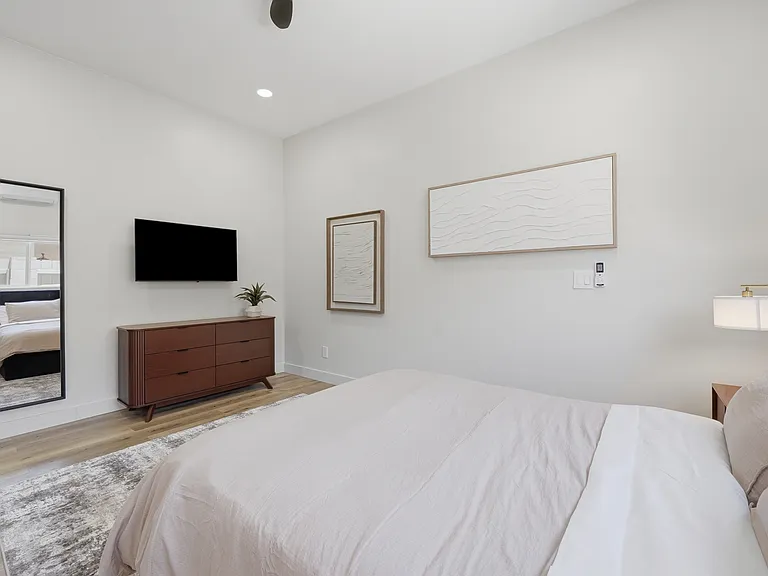 1038 2nd Ave — Photo 3