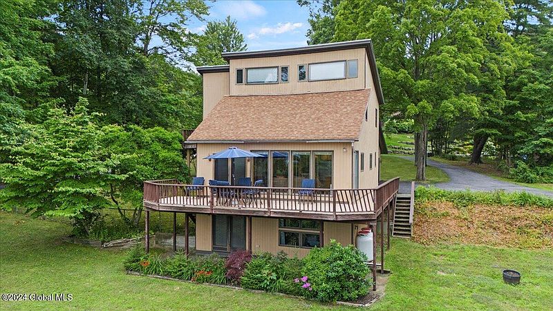 3rd image of 15 Carriage Hill Road