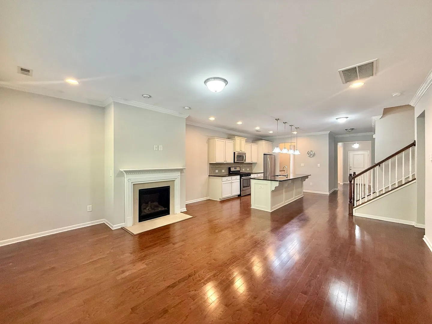 **Offering Refundable Application Fees & $150 Move In Promotion** Spacious 3bd, 3.5bath, 2700+ Sf... — Photo 3