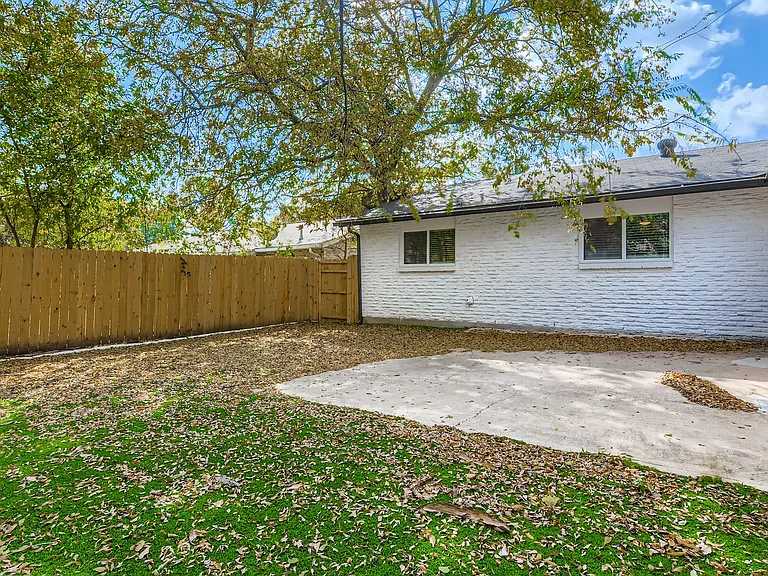 1107 Georgetown St — Photo 17