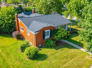 20195 River Oaks Dr, Dearborn Heights, MI 48127