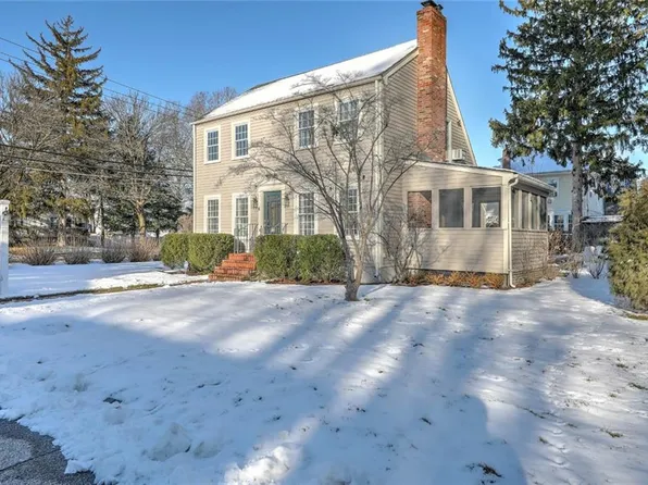4 Linden Ave E, Rumford, RI 02916