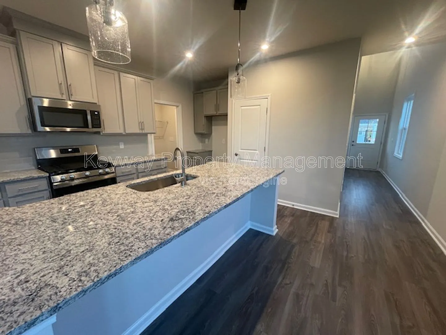 4 bed, 2.5 bath, 2046 sqft, $2,160 — Photo 4