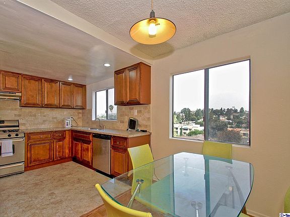 4th image of 910 W Mabel Ave