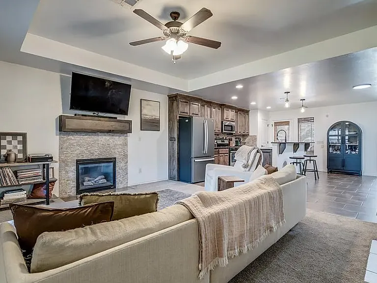 1501 Ginger Ave — Photo 2