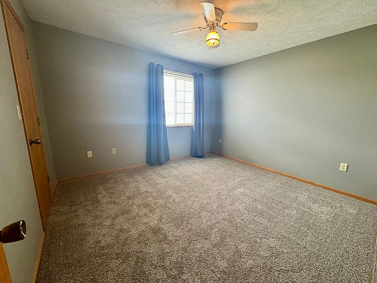 2211 W Todd Ln — Photo 14