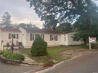 83 Magnolia Dr, Rocky Point, NY 11778