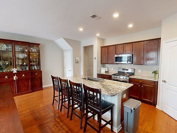 4th image of 790 Pickering Dr. #E