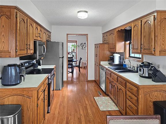 4th image of 1206 Cambridge Dr