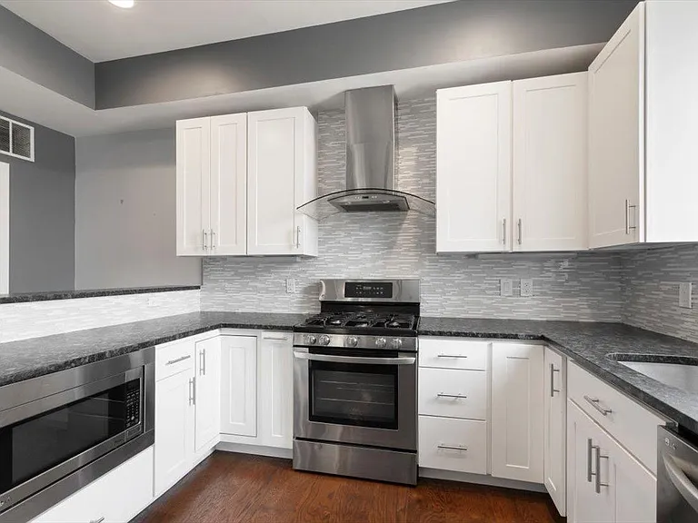 227 W Thompson St #D — Photo 8