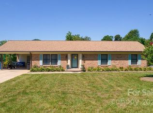 1373 Homestead Dr, Hickory, NC 28602