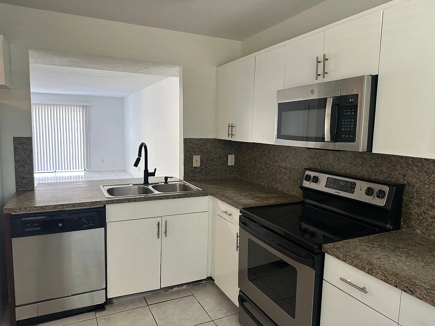 Large 3 bedroom 2 1/2 bath. — Photo 1