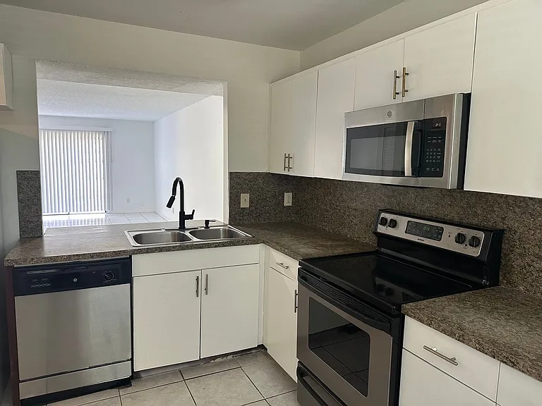 931 SW 20th Ct — Photo 1