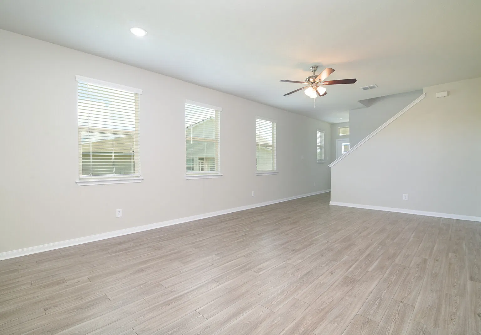 3 bed, 2.5 bath, 1595 sqft, $1,645 — Photo 3