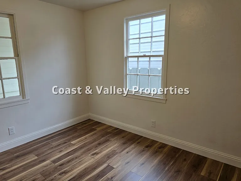 1252 Olympia Ave — Photo 9