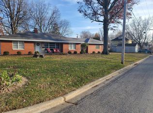 990 13th St, Carlyle, IL