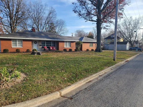 990 13th St, Carlyle, IL 62231