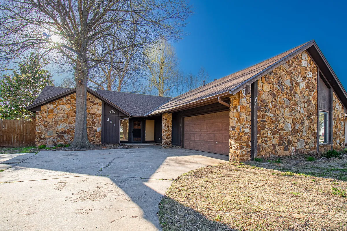 Building Photo - 201 Three Oaks Dr