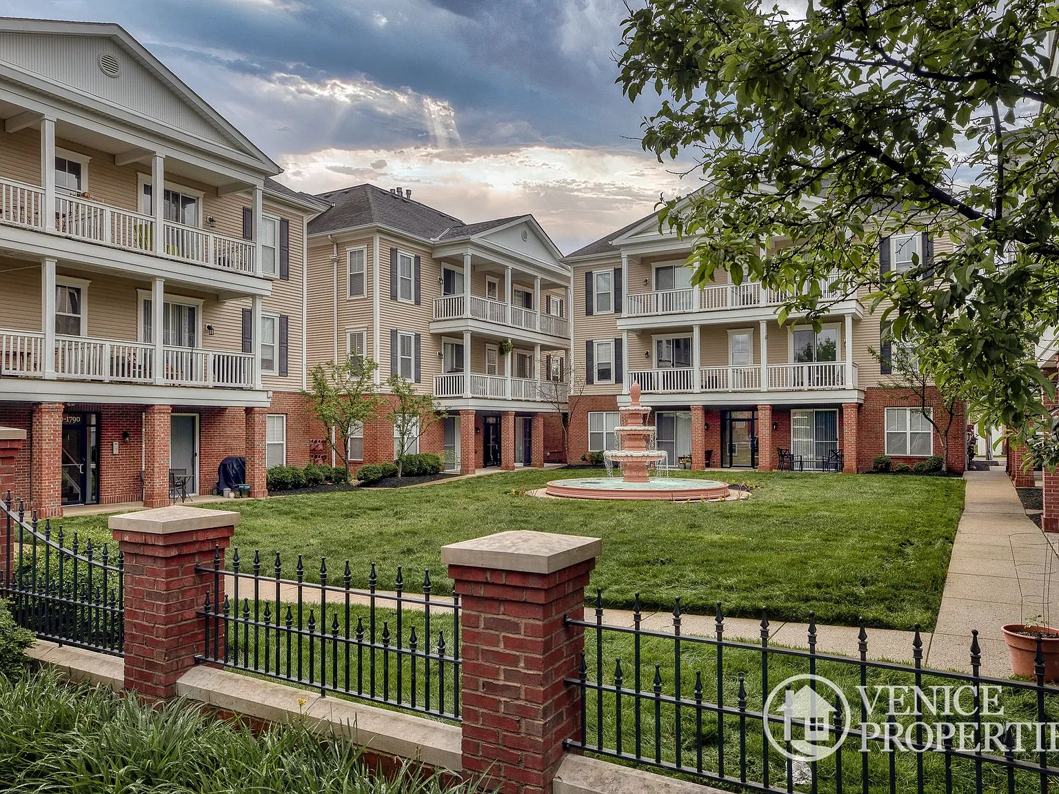 Drayton Court Apartments — Photo 4
