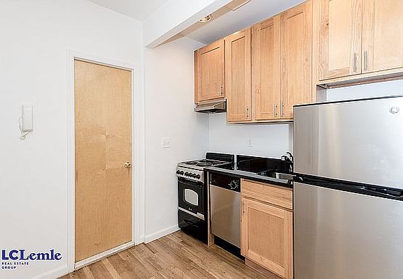 2nd image of 410 E 78th St #4RE