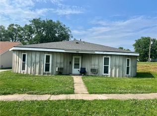 915 E 4th St, Maryville, MO 64468