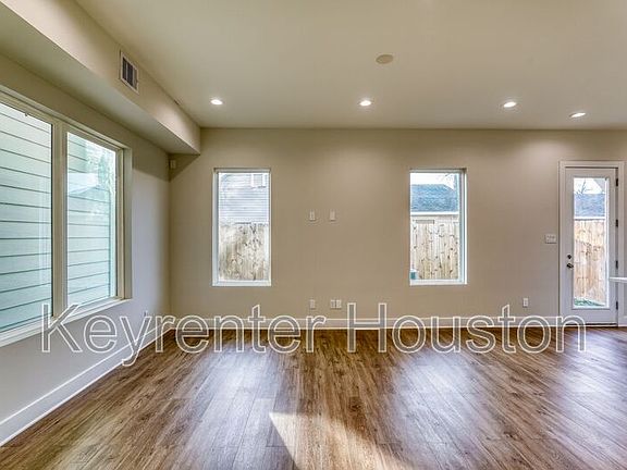 4th image of 833 Dorchester St #B