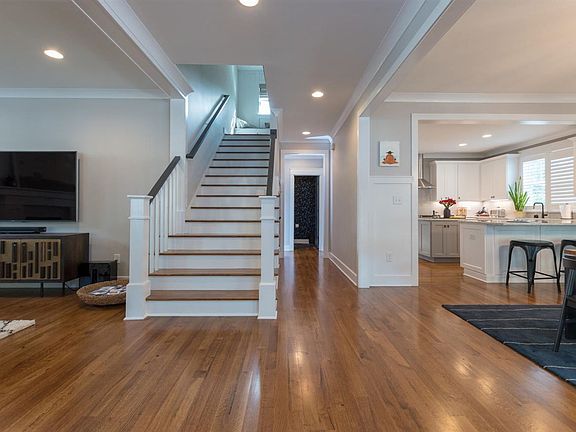 4th image of 2605 W Knox St