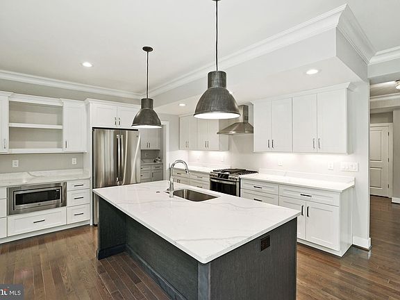 5th image of 517A Great Falls St
