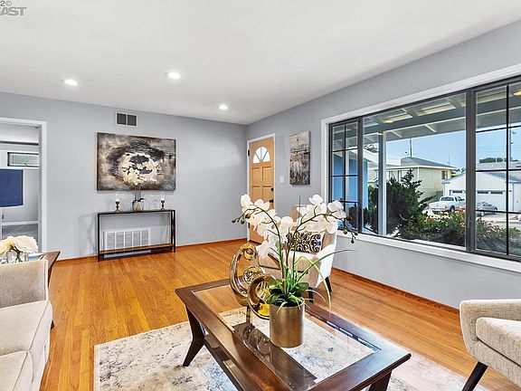 5th image of 346 Evergreen Dr
