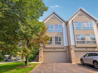 630 Diamond Pointe Dr, Mundelein, IL 60060