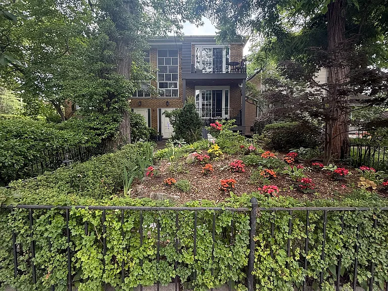 185 Silver Birch Ave #LOWER — Photo 11