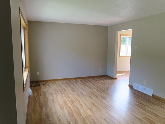 5th image of 839 36th Ave N