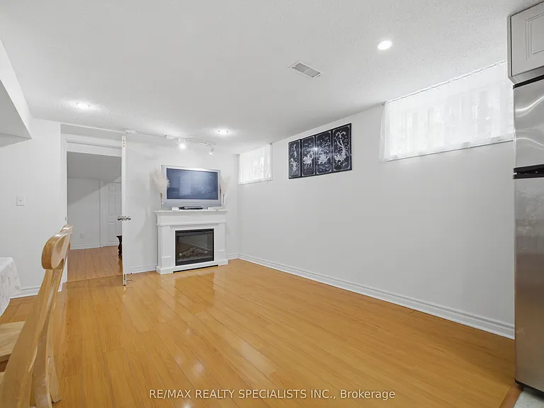 1036 Caven St — Photo 13