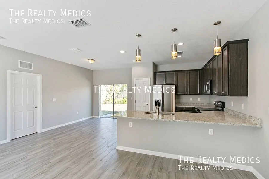 Gorgeous 3 Bedroom, 2 Bathroom Home in Palm Bay!! — Photo 4