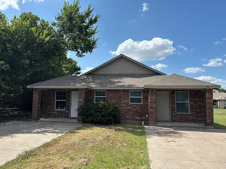 953 W Elm St — Photo 1