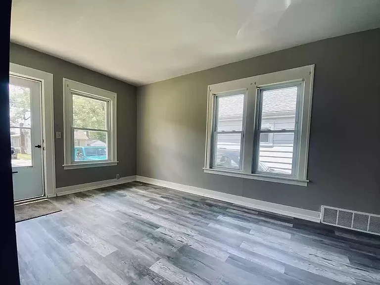 809 E Gier St — Photo 2