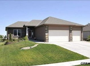 2702 Northwood Cir, Papillion, NE 68133