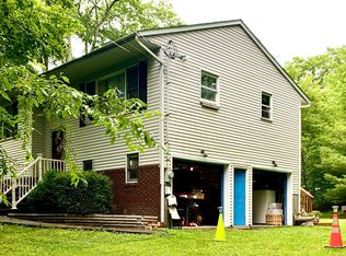 141 N Hillview Dr, Shohola, PA 18458