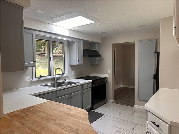 4th image of 155 Kindlewood Ln