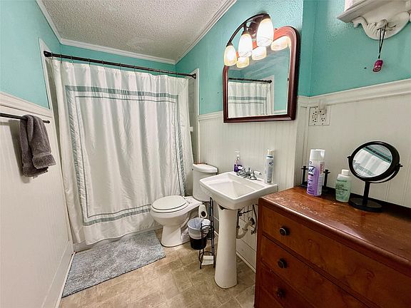 21st image of 409 Oak Dr