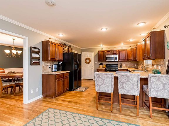 5th image of 145 Fox Run Cir