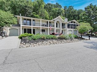 171 Lakeshore Dr S, Lenexa, KS 66217