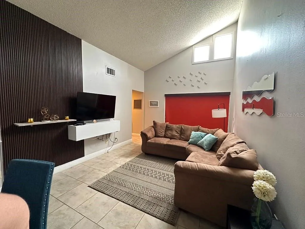2 bed, 2.0 bath, 820 sqft, $2,049 — Photo 2