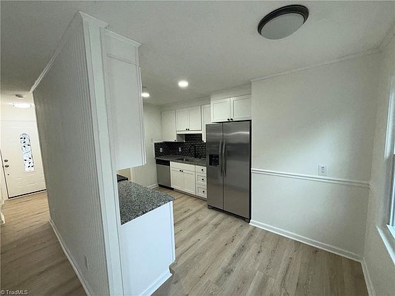 3rd image of 142 Idlebrook Rd